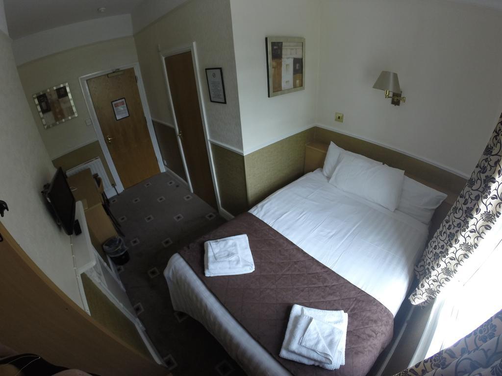 The Bath Hotel Reading Room photo