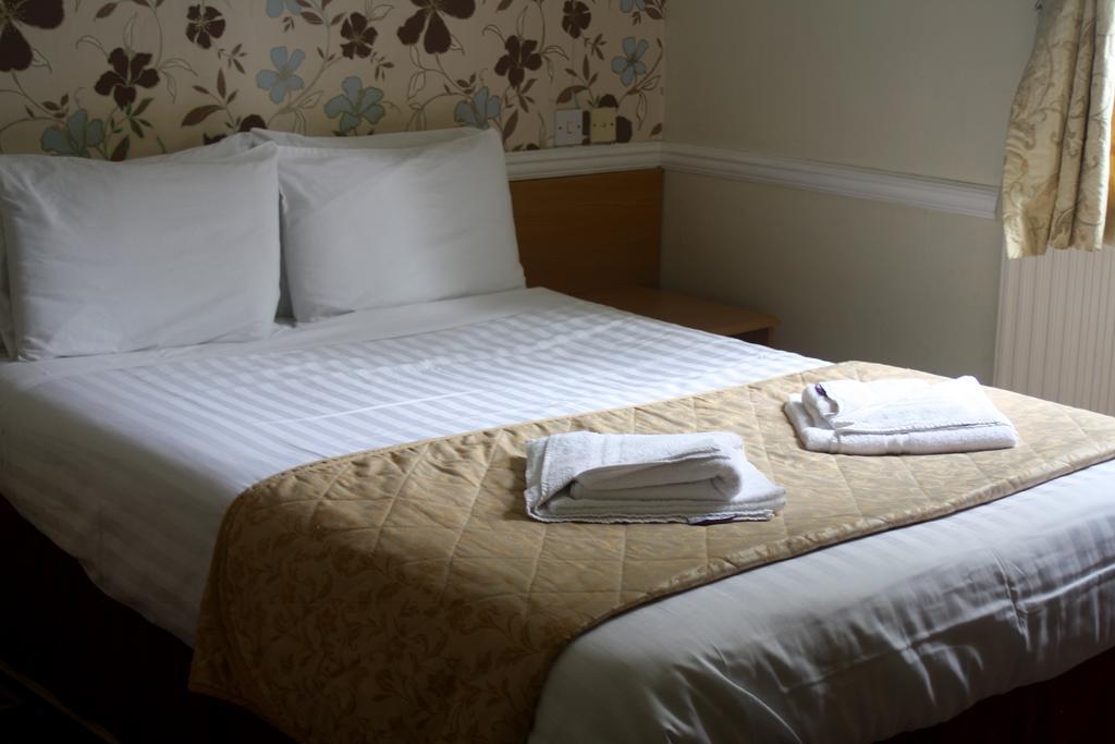 The Bath Hotel Reading Room photo