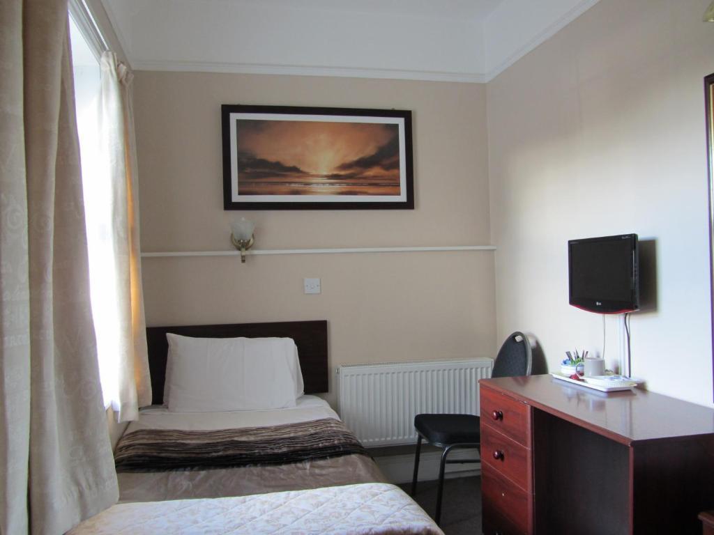 The Bath Hotel Reading Room photo