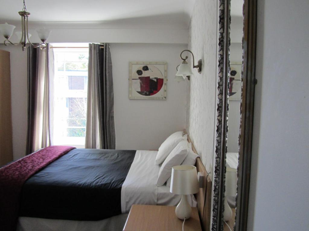 The Bath Hotel Reading Room photo